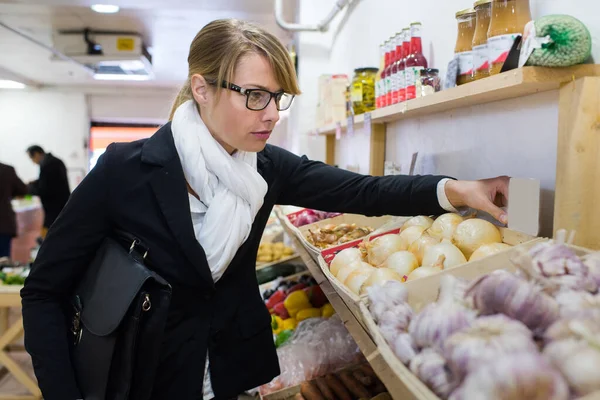 Frau Kauft Obst Und Gemüse Auf Dem Lokalen Lebensmittelmarkt — Stockfoto
