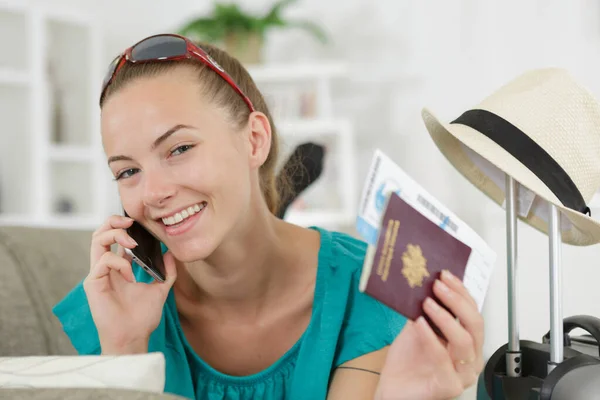 Kadın Elinde Bilet Pasaportla Cep Telefonuyla Konuşuyor — Stok fotoğraf