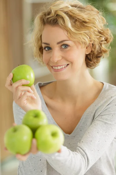Mujer Joven Sosteniendo Manzanas Verdes — Foto de Stock