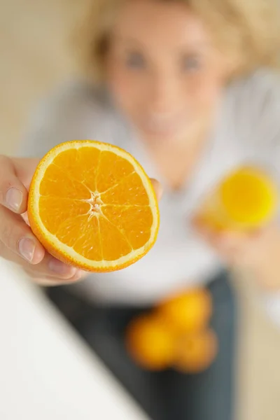 Usmívající Mladá Žena Drží Pomerančovou Pomerančovou Šťávu — Stock fotografie