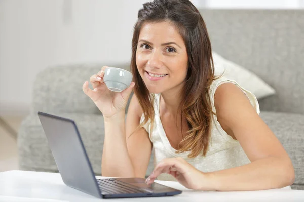 Young Smiling Woman Cup Coffee Laptop — Stock Photo, Image