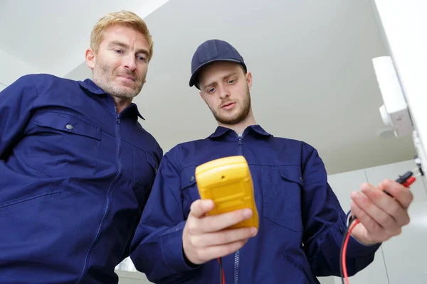 Electrical Technicians Measure Current — Stock Photo, Image