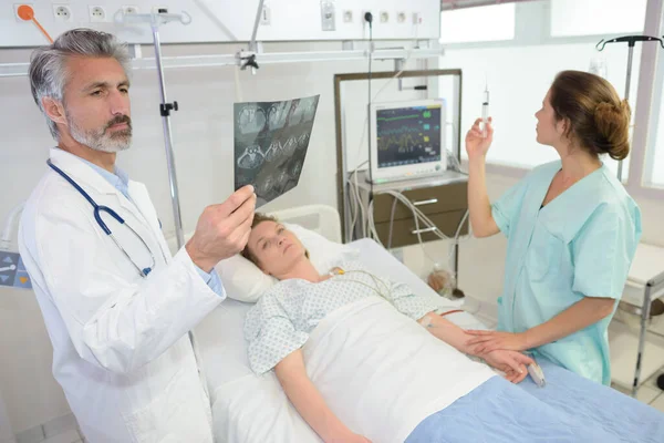 Radiologista Verifica Raio Quarto Hospital — Fotografia de Stock