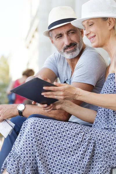 Volwassen Paar Met Tablet Computer Buiten — Stockfoto
