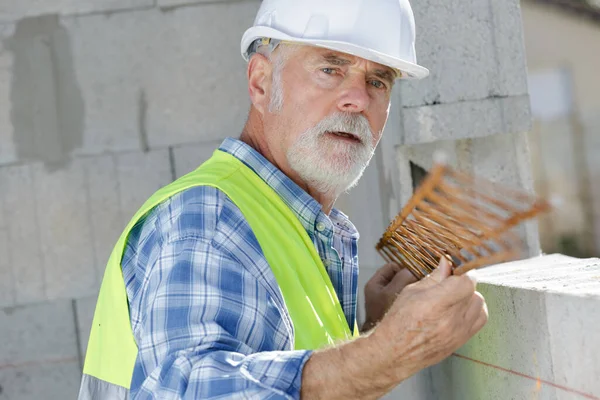 Homem Sênior Parede Medição Com Nível Construção — Fotografia de Stock