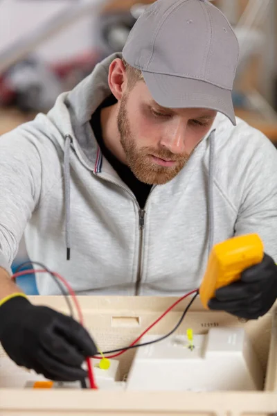 Eletricista Masculino Usando Multímetro Medidor Principal — Fotografia de Stock