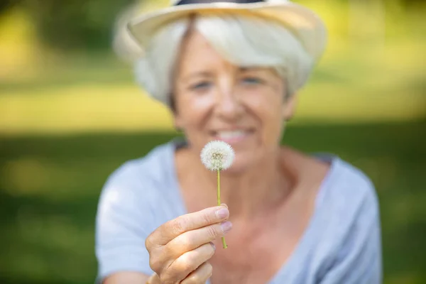 Außenporträt Einer Glücklich Lächelnden Älteren Frau Mit Löwenzahn — Stockfoto