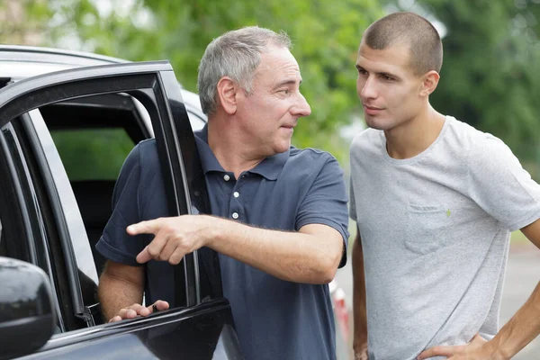 Vater Mit Pubertierendem Sohn Auto Unterwegs — Stockfoto