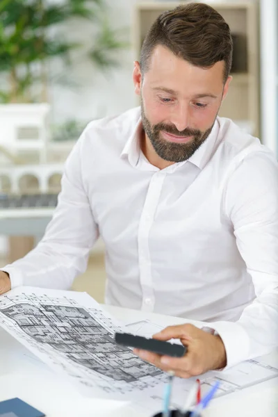 Man Using Calculator Plans — Stock Photo, Image