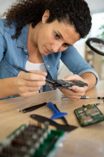 Female Engineer Unscrewing Back Laptop — Stock Photo, Image
