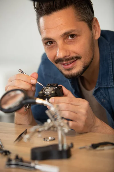 Człowiek Naprawiający Zegarek Mechaniczny — Zdjęcie stockowe