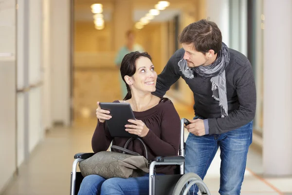 Άντρας Σπρώχνει Γυναίκα Αναπηρική Καρέκλα Στο Διάδρομο Του Νοσοκομείου — Φωτογραφία Αρχείου