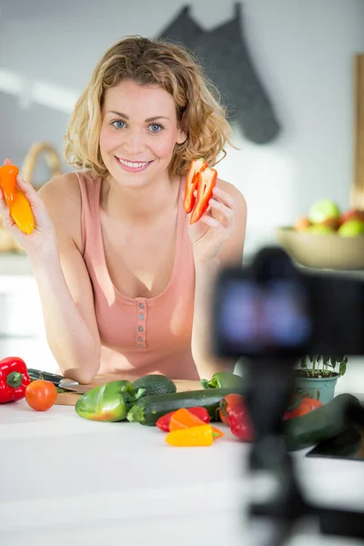 Vlogger Internet Için Yemek Pişirme Hakkında Sosyal Medya Videosu Yapıyor — Stok fotoğraf