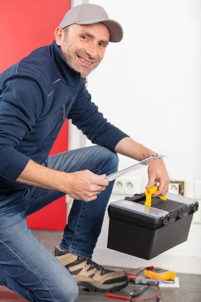 Handyman Sentado Segurando Caixa Ferramentas — Fotografia de Stock