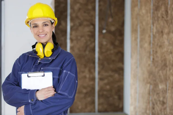 Kvinna Ingenjör Byggnadsarbetare Poserar — Stockfoto