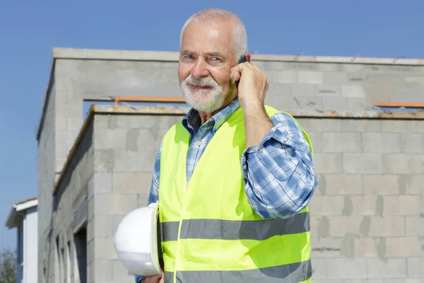 Starszy Inżynier Rozmawiający Przez Telefon Komórkowy Zewnątrz — Zdjęcie stockowe