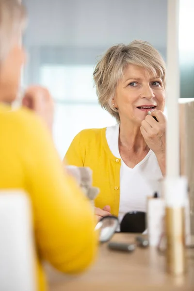 Mujer Anciana Aplicando Rubor Con Cepillo Maquillaje — Foto de Stock