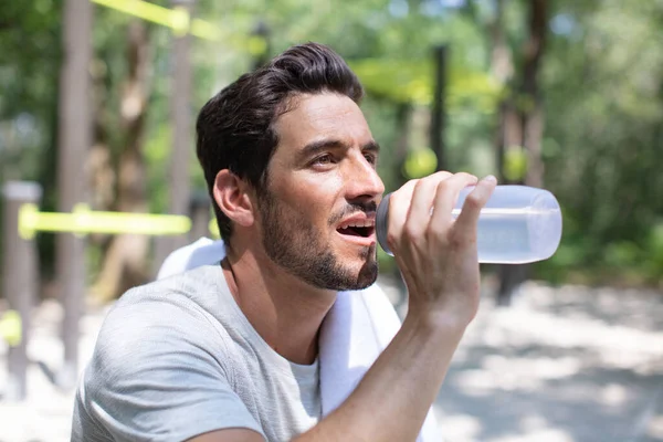 Joven Bebiendo Una Botella Agua Aire Libre — Foto de Stock