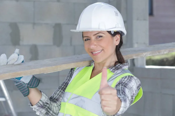 Молодая Женщина Инженер Шлеме Показывает Большой Палец Вверх — стоковое фото