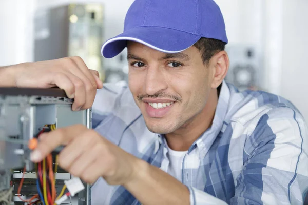 Reparatör Som Arbetar Med Teknisk Support Fastställande Dator Laptop — Stockfoto