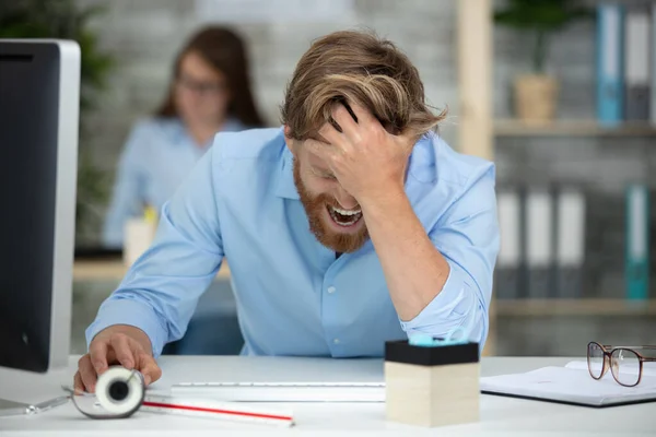 Απογοητευμένος Επιχειρηματίας Κάθεται Στο Γραφείο Χέρι Στο Κεφάλι — Φωτογραφία Αρχείου