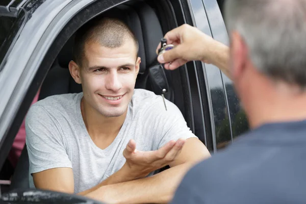 Ein Glücklicher Junger Mann Erhält Die Autoschlüssel — Stockfoto