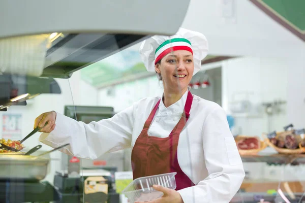 Female Chef Serving Food — Stock Photo, Image