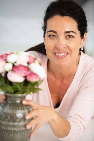 Bela Mulher Organizando Flores Colhidas Seu Jardim — Fotografia de Stock