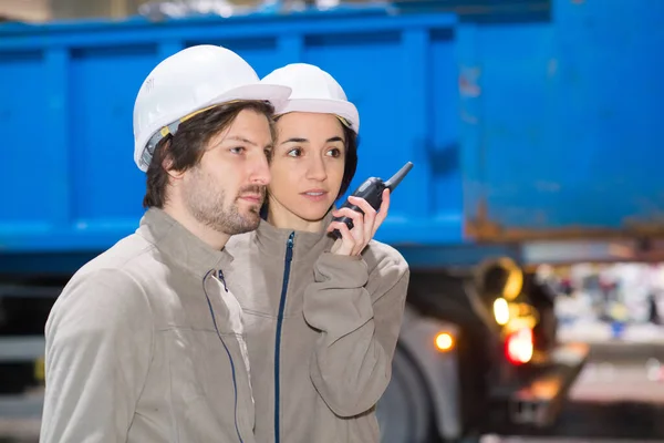 Άνδρες Και Γυναίκες Εργαζόμενοι Φορτηγό Μιλώντας Στο Walkie Talkie — Φωτογραφία Αρχείου