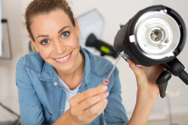 Jonge Vrouw Repareren Fotografische Flits — Stockfoto