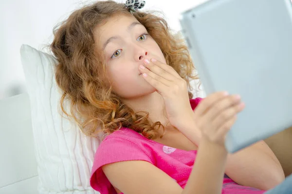 Escola Menina Segurando Tablet Expressão Preocupada — Fotografia de Stock