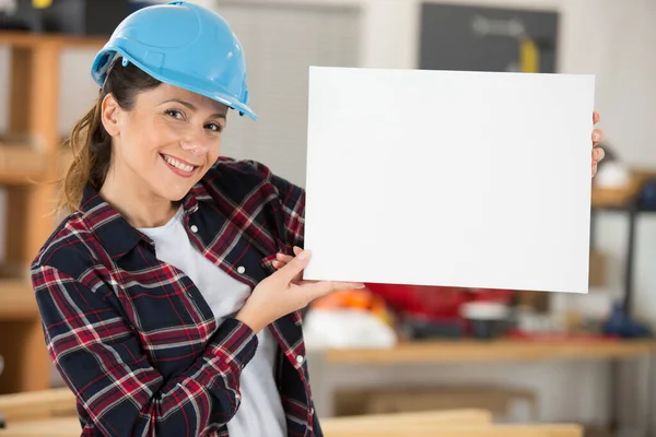 Mulher Trabalhadora Sorrindo Usando Capacete Segurança Segurando Banner Branco — Fotografia de Stock