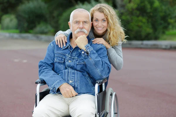 Дочь Отец Инвалидной Коляске Открытом Воздухе — стоковое фото