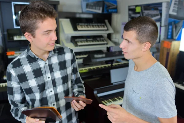 Młodzi Mężczyźni Wybierający Muzykę Sklepie Muzycznym — Zdjęcie stockowe