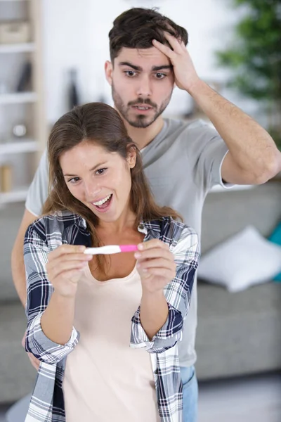 Sevgilisine Karşı Hamilelik Testi Olan Üzgün Bir Kız — Stok fotoğraf