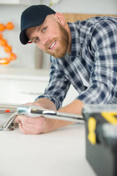 Een Man Repareert Een Keuken — Stockfoto