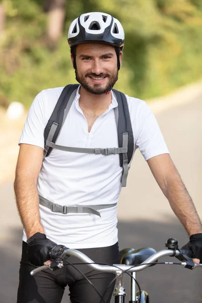 Ευτυχισμένος Χαμογελαστός Ποδηλάτης Που Ποζάρει — Φωτογραφία Αρχείου