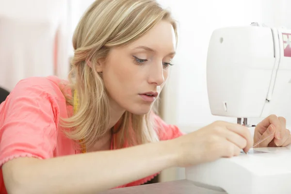 Seamstress Inserting Thread Sewing Machine Needle — Stock Photo, Image
