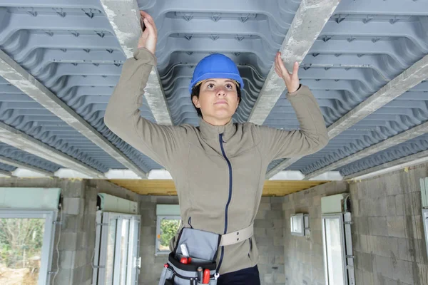 Kvinnlig Arbetare Arbetar Taket Byggarbetsplatsen — Stockfoto