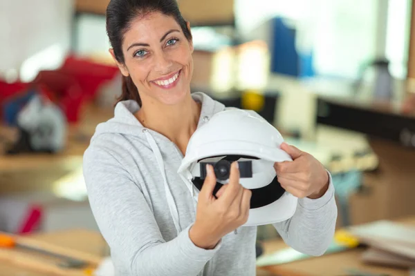 Vrouw Met Riemversteller Witte Helm — Stockfoto