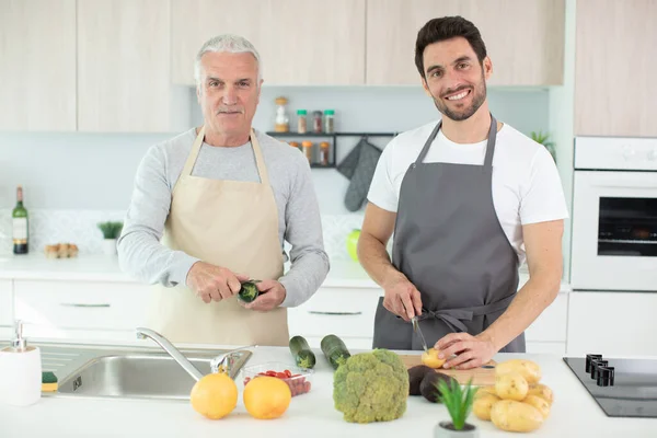 Koken Met Papa Gelukkige Mannen — Stockfoto