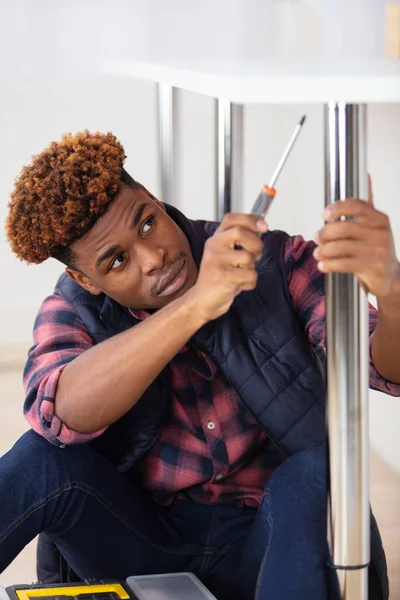 Schöner Junger Mann Benutzt Schraubendreher Für Den Befestigungstisch — Stockfoto
