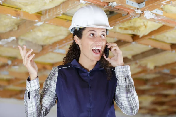 Smiling Confident Woman Builder Phone — Stock Photo, Image