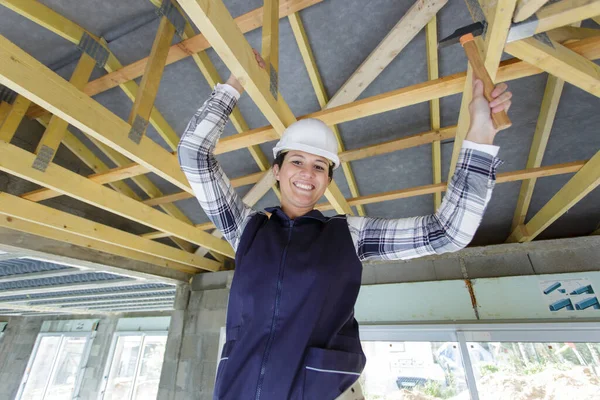 Female Contractor Building Wooden Roof — Stock Photo, Image