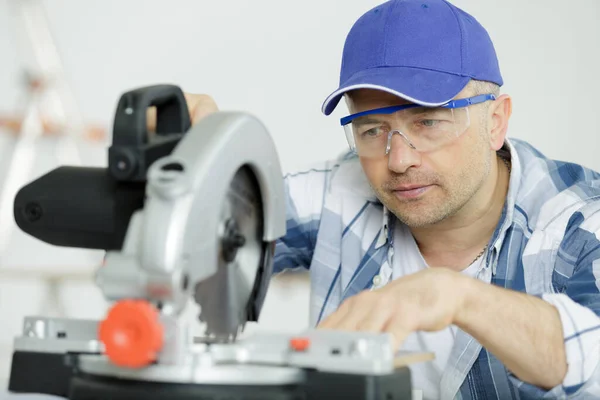 Uomo Costruttore Utilizza Sega Circolare Occhiali Protettivi — Foto Stock