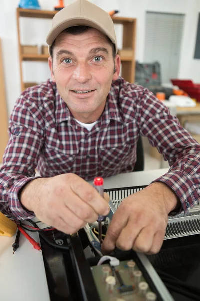 電気ヒーターを修理する男 — ストック写真