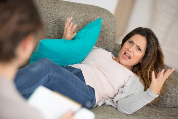 Wściekła Kobieta Zdenerwowana Podczas Sesji Terapeutycznej Przestrzenią Kopiowania — Zdjęcie stockowe