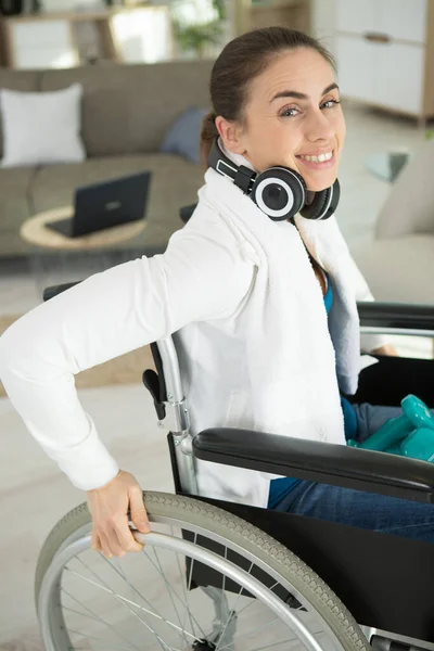Tekerlekli Sandalyedeki Kadını Kameraya Bakıyor — Stok fotoğraf