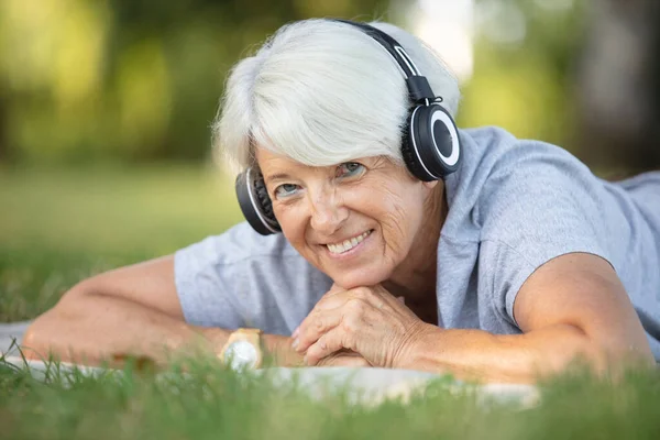 Πορτρέτο Της Ευτυχισμένης Ηλικιωμένης Γυναίκας Ακουστικά — Φωτογραφία Αρχείου
