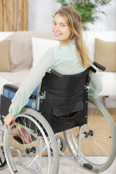 Tekerlekli Sandalyedeki Kadın Dışarı Çıkmaya Hazır — Stok fotoğraf
